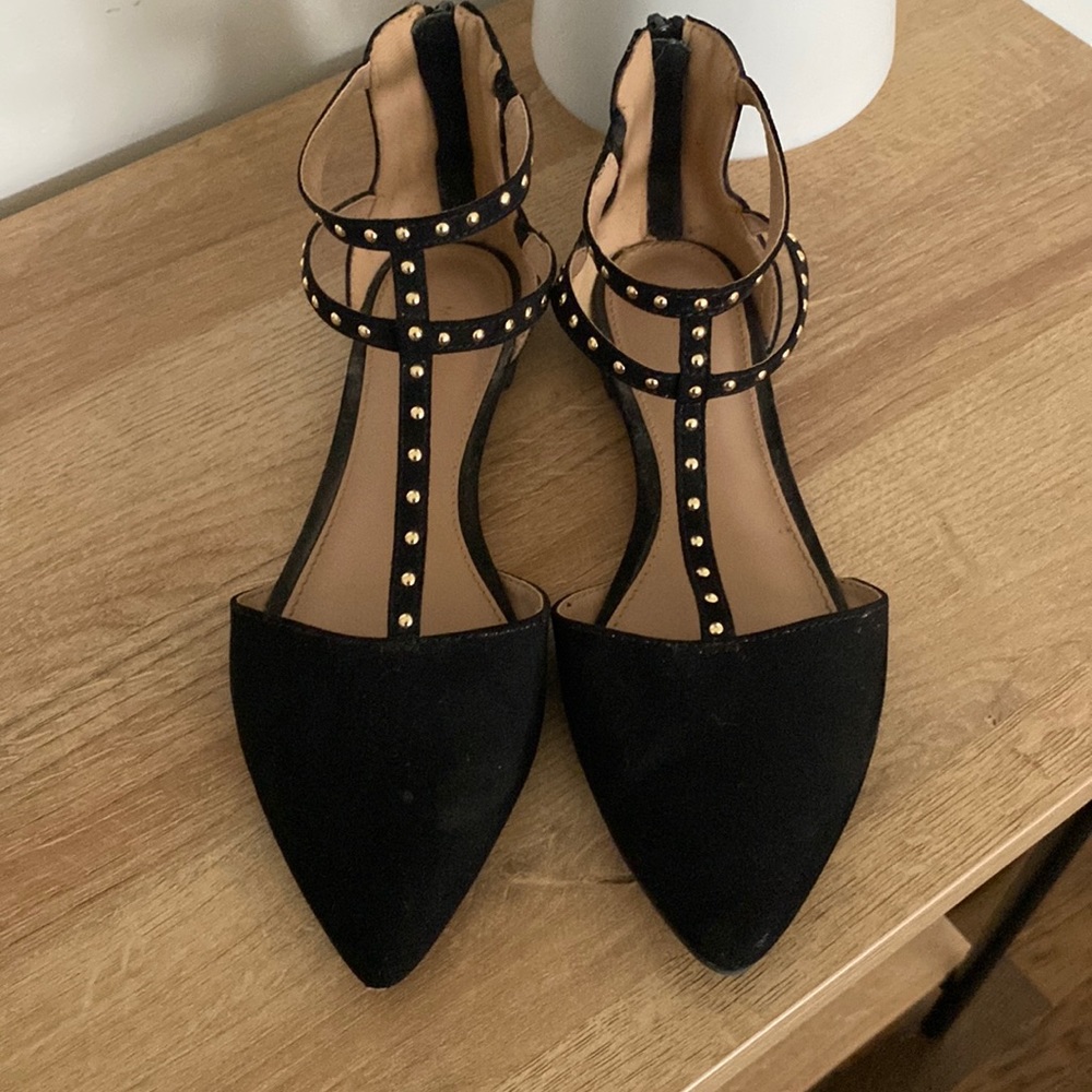 Black with Gold Accent Flats 🥿